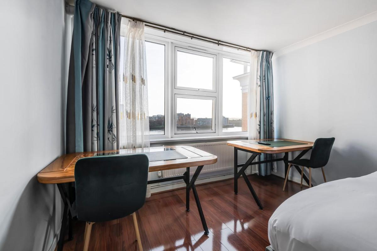 Suitetrails - Stunning Massive Bedroom +Direct Thames River View
