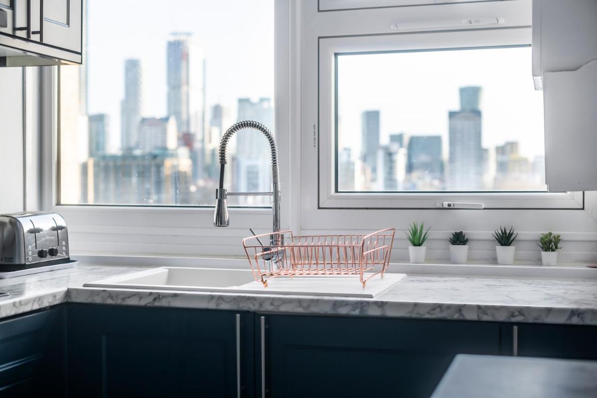 Suitetrails - Stunning Massive Bedroom +Direct Thames River View