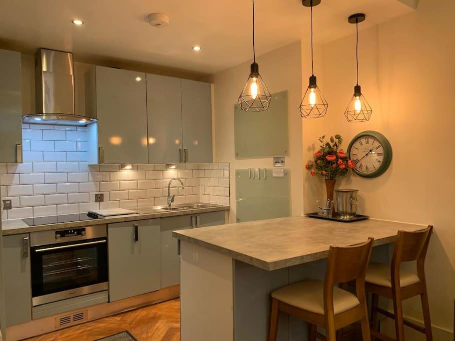 Hyde Park 3bed with patio as seen on TV House Hunters International - Housity