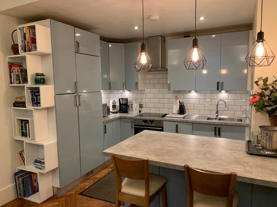 Hyde Park 3bed with patio as seen on TV House Hunters International - Housity