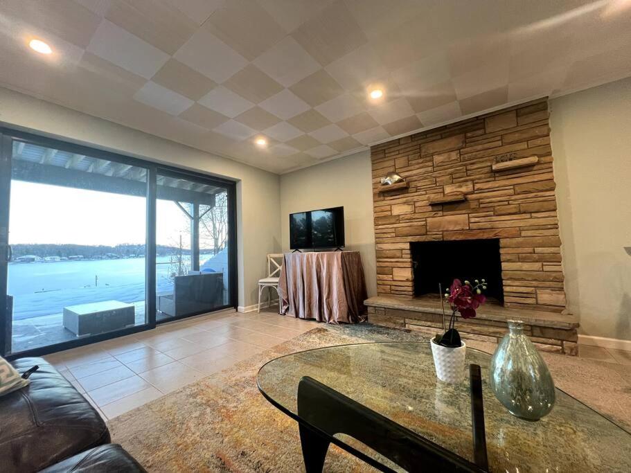 Amazing View Lake Retreat! - Housity