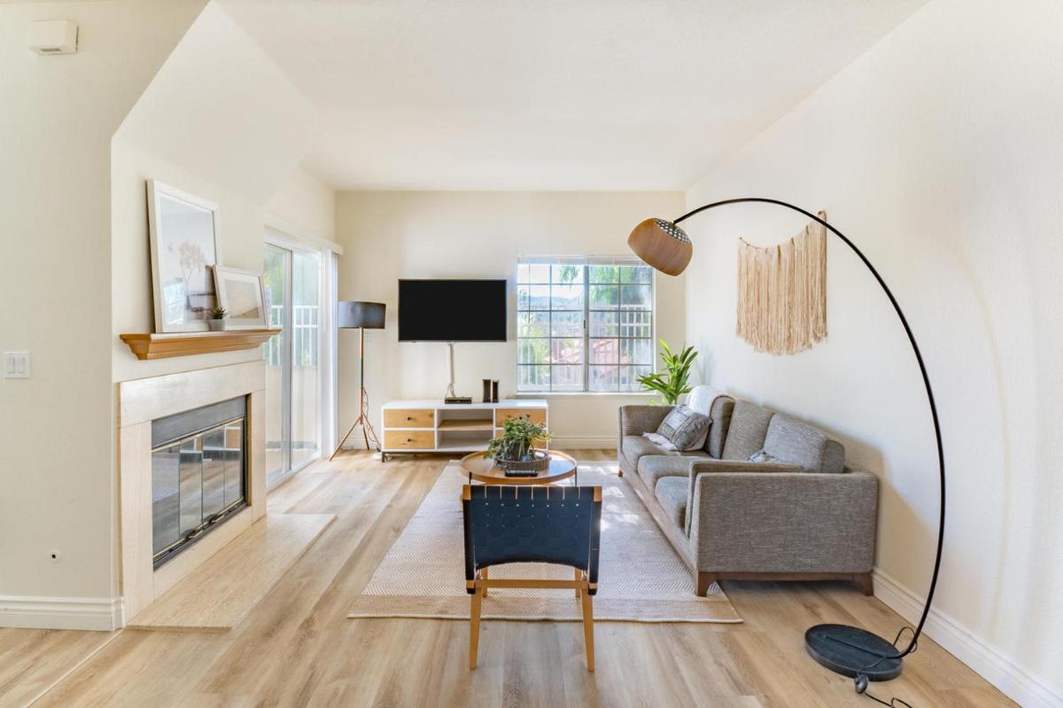 Thousand Oaks 2br near shopping dining bars LAX-1157 - Housity