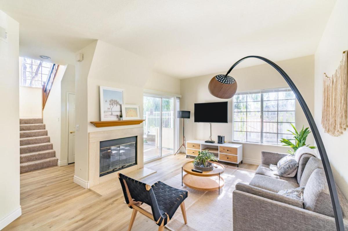 Thousand Oaks 2br near shopping dining bars LAX-1157 - Housity