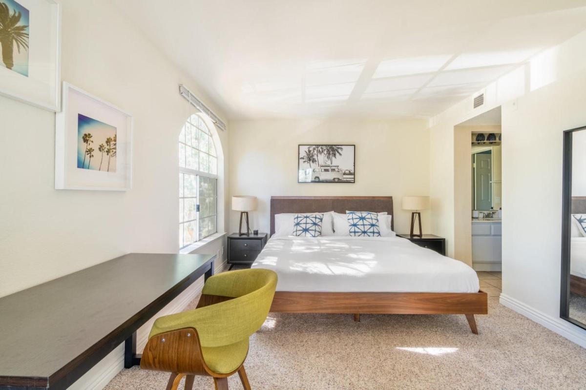 Thousand Oaks 2br near shopping dining bars LAX-1157 - Housity