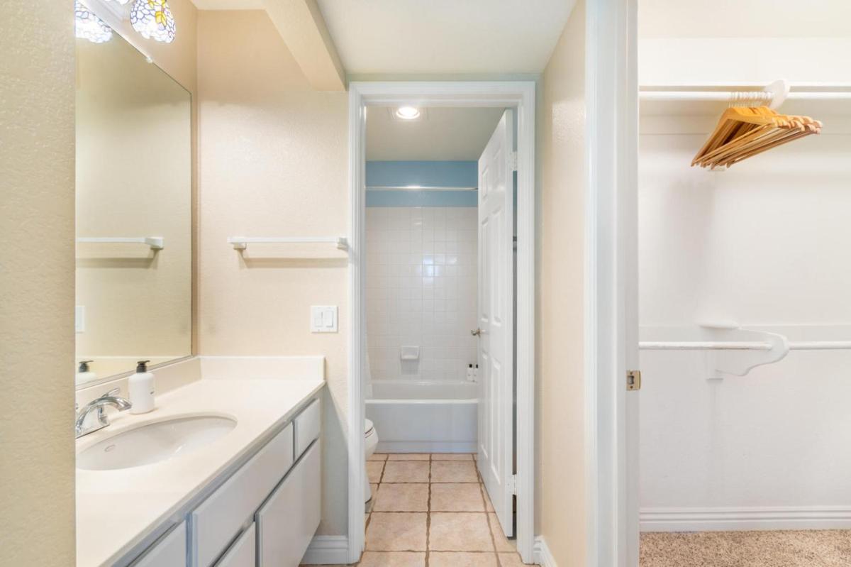 Thousand Oaks 2br near shopping dining bars LAX-1157 - Housity