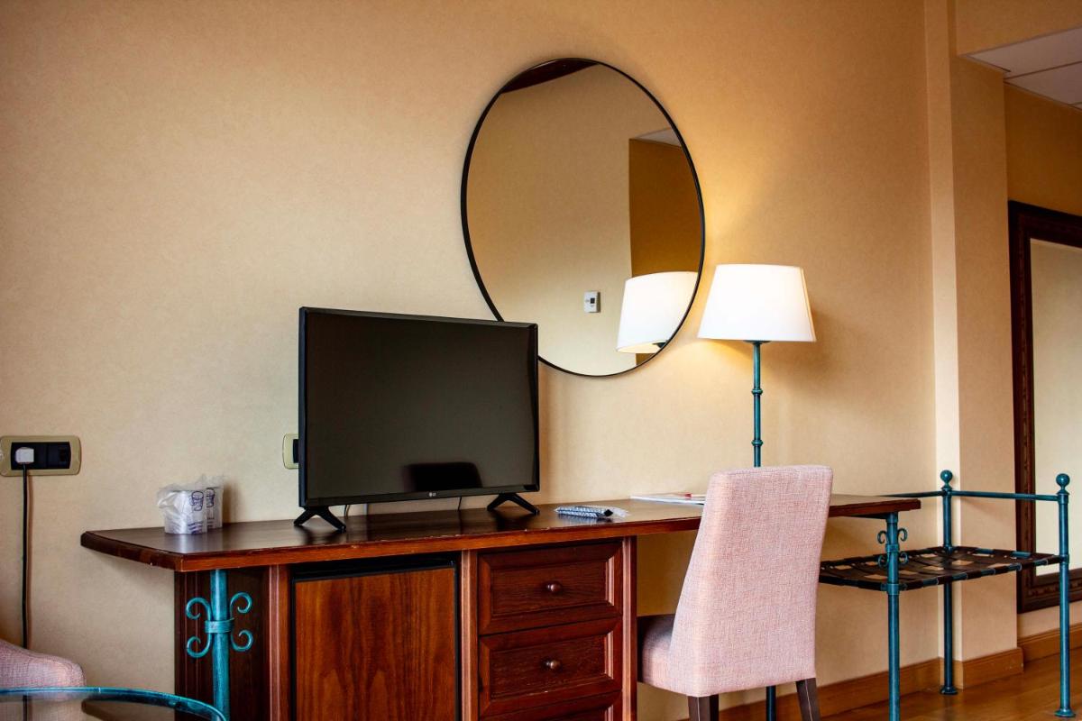 Una televisión o centro de entretenimiento en Hotel Spa Tudanca Aranda