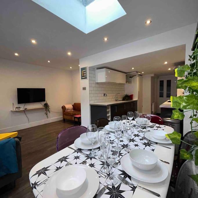 London 2 Bedrooms with Private Garden Apartment Walking Distance to Underground Ideal for Families - Housity