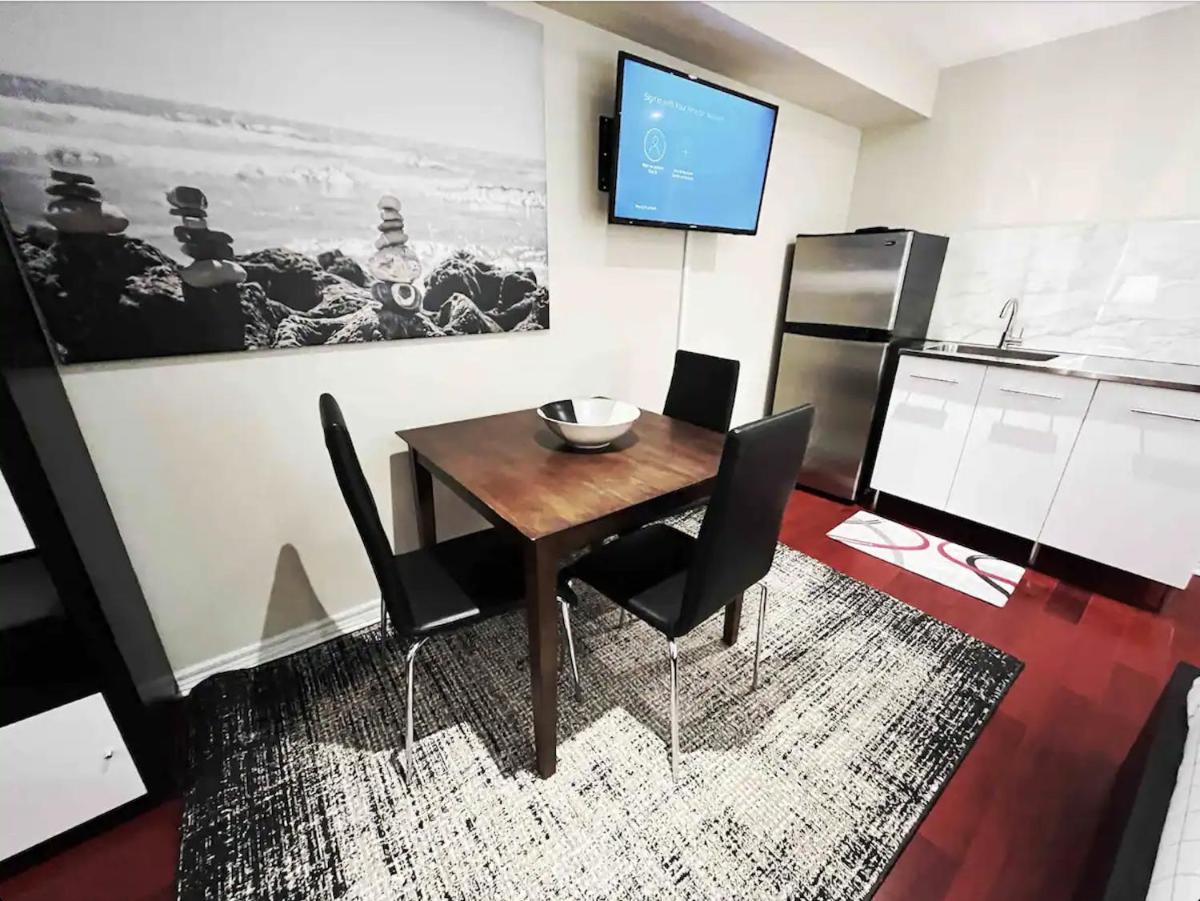 Stunning Rooms in Townhouse across the Beach - Housity