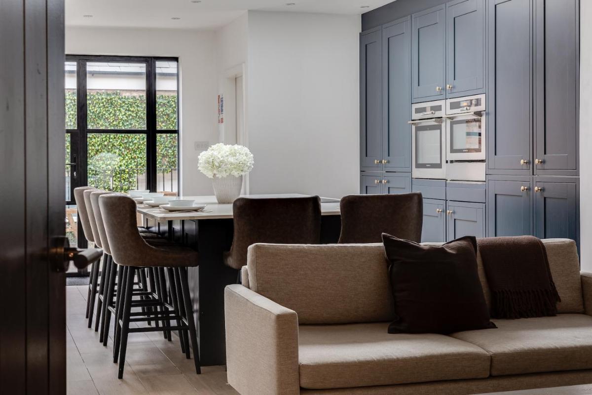 Luxury Georgian Townhouse with Cinema and parking - Housity