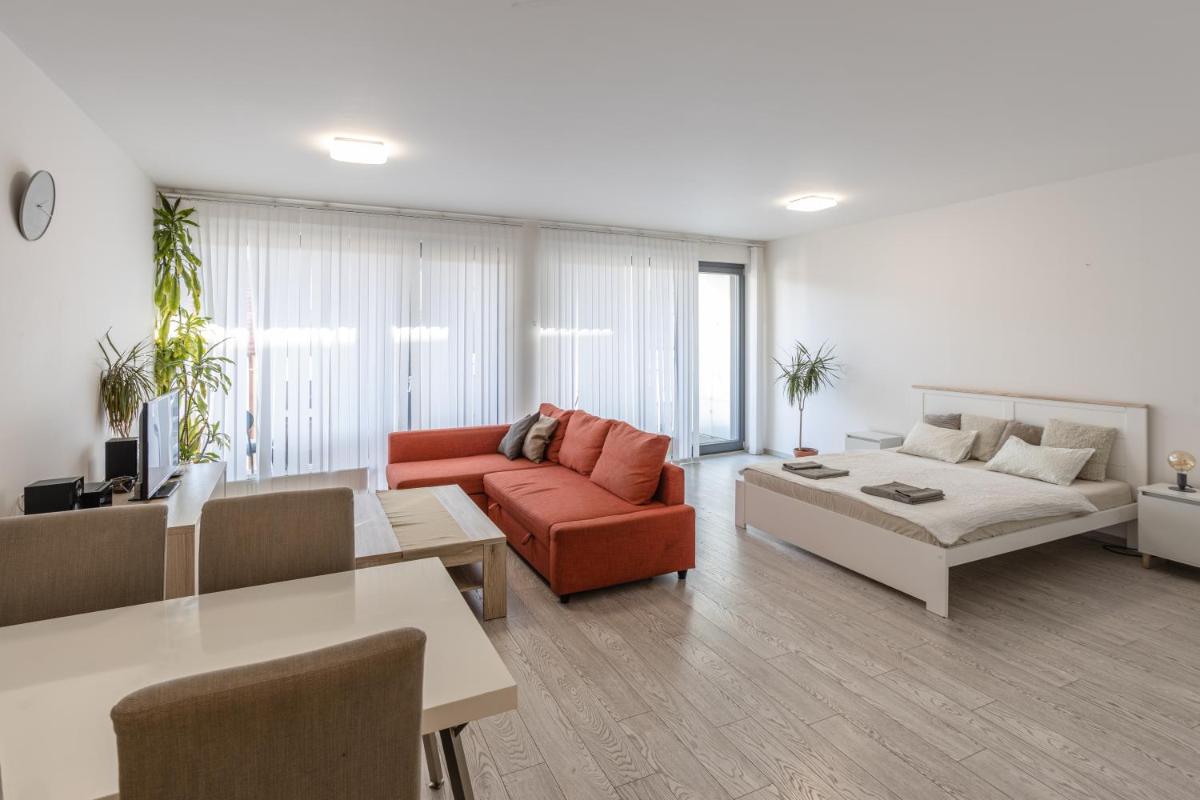 Spacious Terrace Apartment with free private parking - Housity