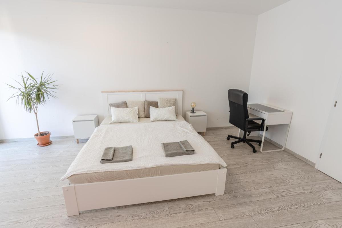 Spacious Terrace Apartment with free private parking - Housity