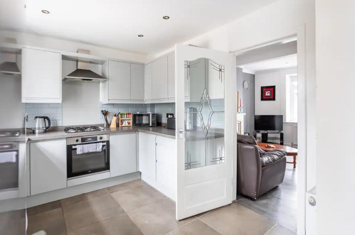 Captivating 2 bedroom home with conservatory - Housity