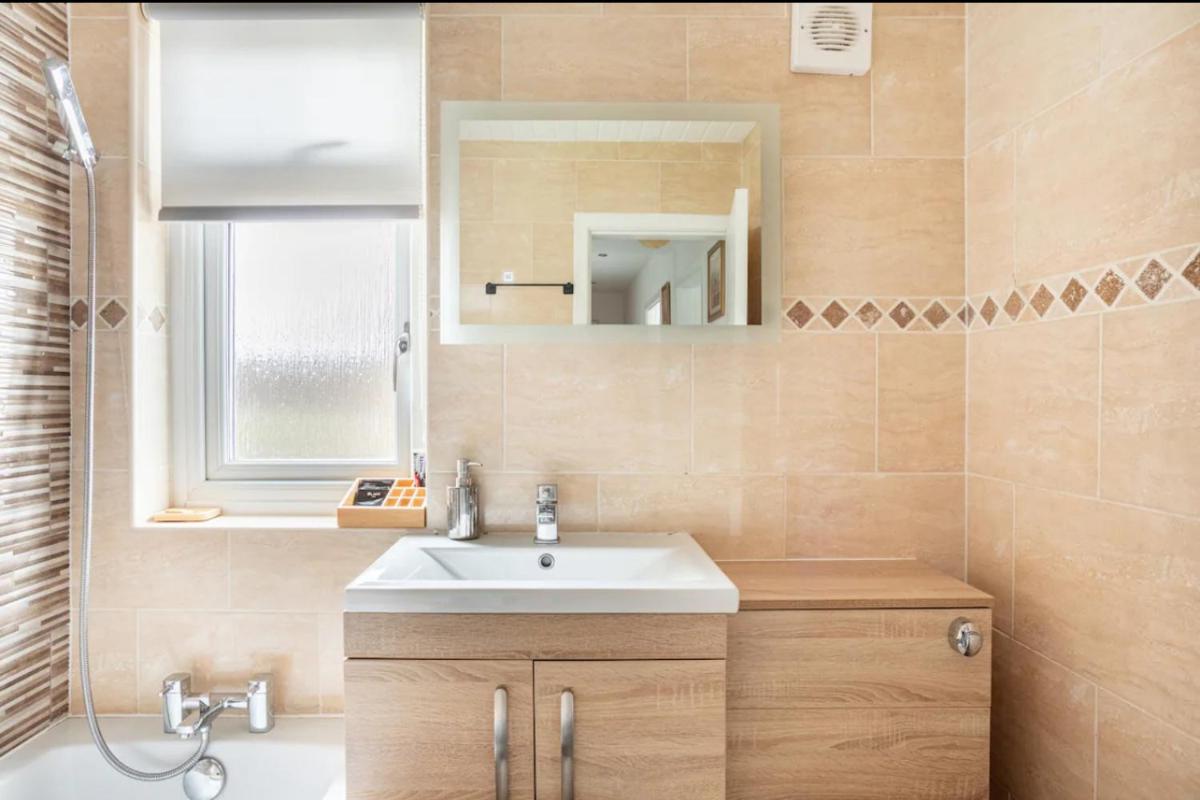 Captivating 2 bedroom home with conservatory - Housity