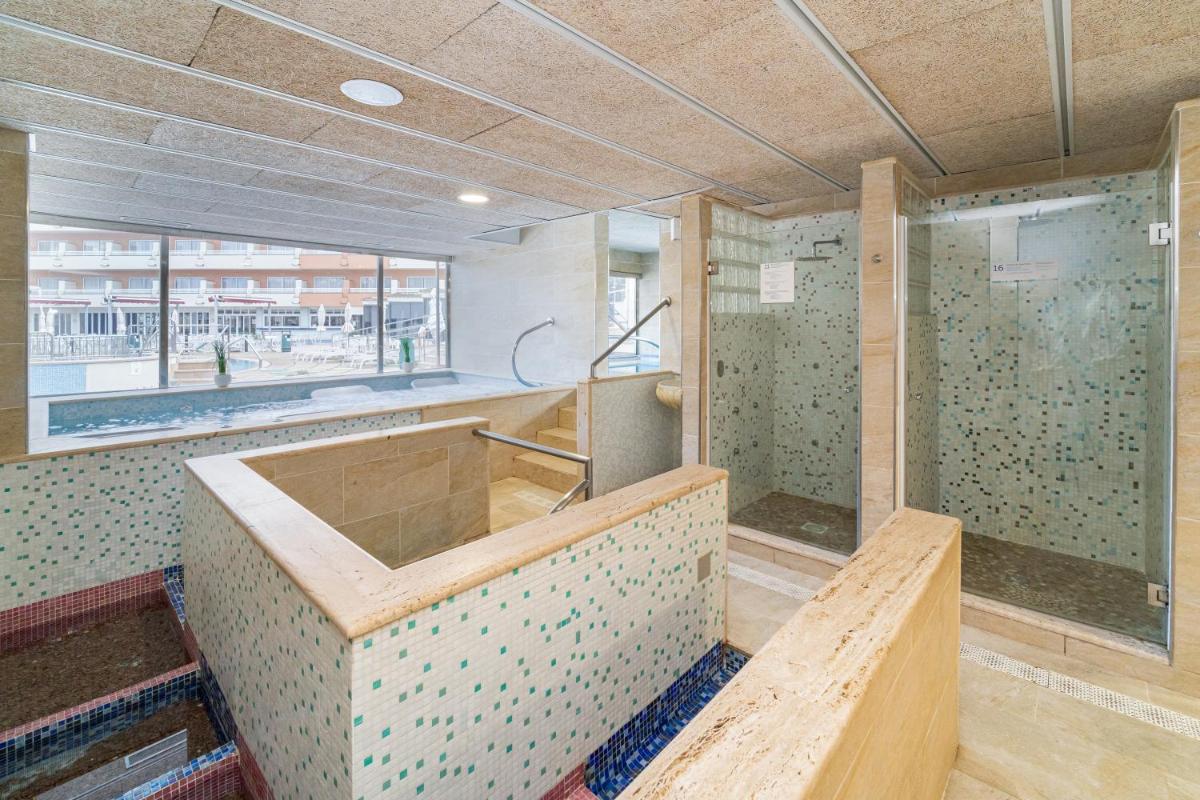 Un baño de Ferrer Janeiro Hotel & Spa