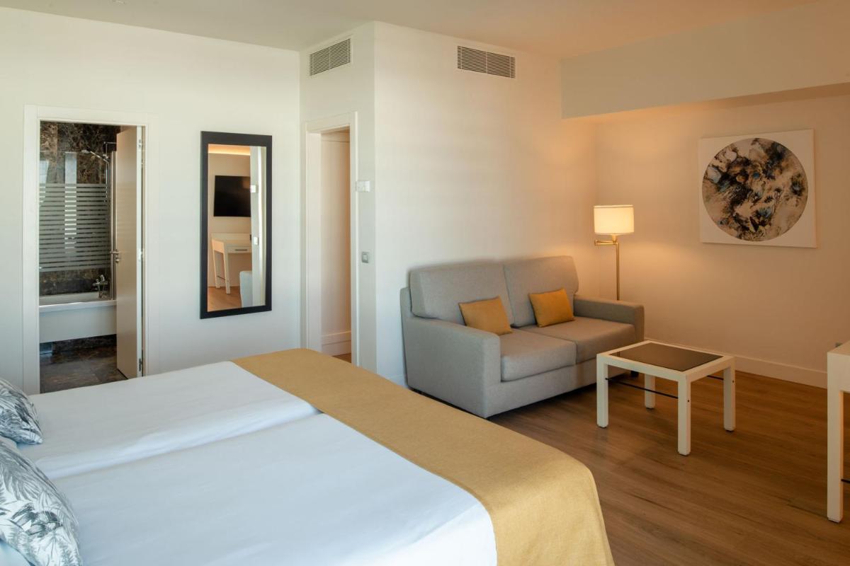 Cama o camas de una habitación en Arrecife Gran Hotel & Spa