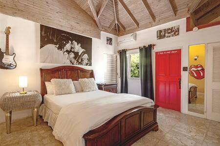 Hospitality Expert Jagger - Tour Pool Bar Beach - Housity