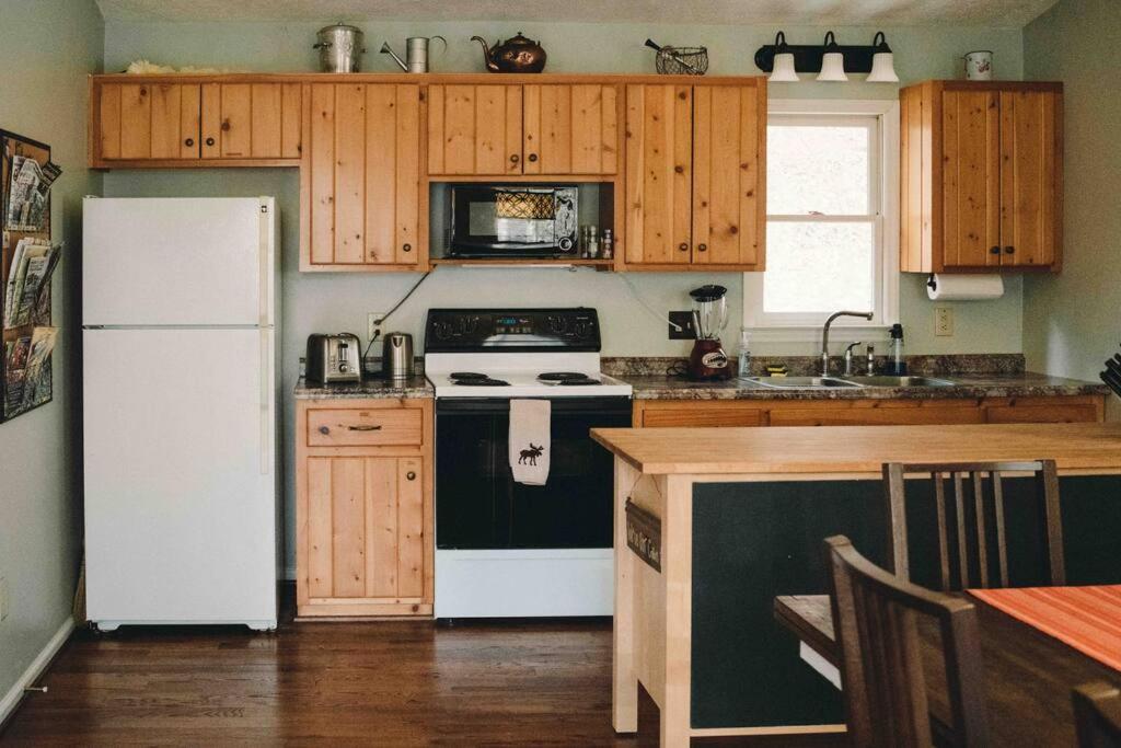 Serene & Cozy - Peaceful View - Fireplace - Creek - Housity