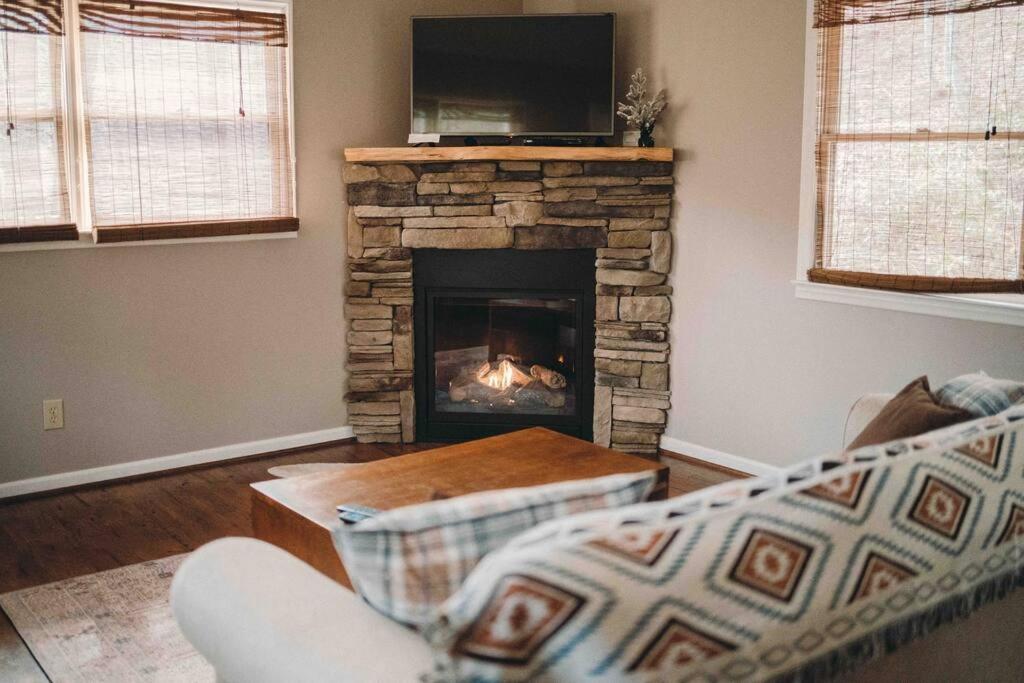 Serene & Cozy - Peaceful View - Fireplace - Creek - Housity