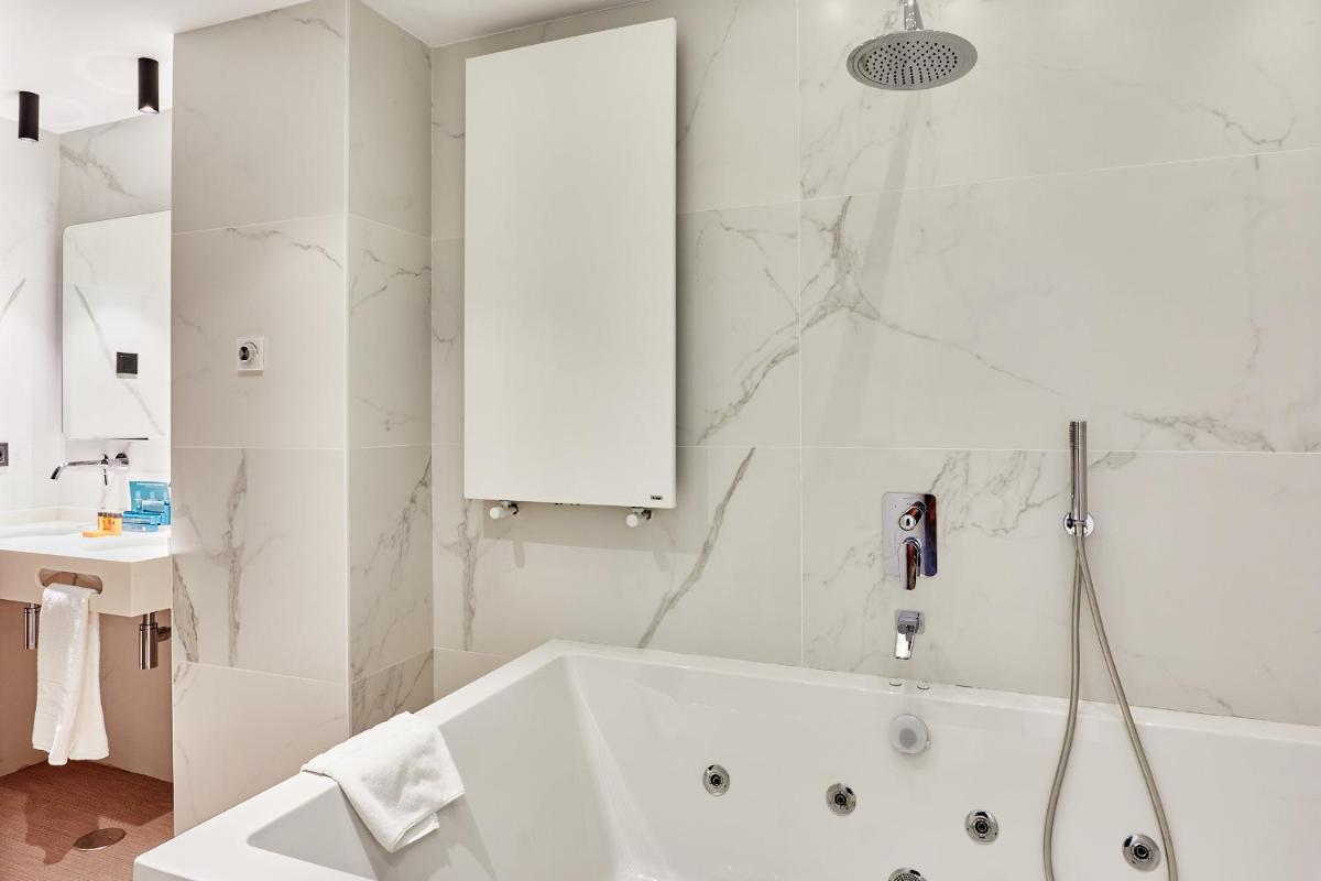 Un baño de Silken Ciudad Gijón