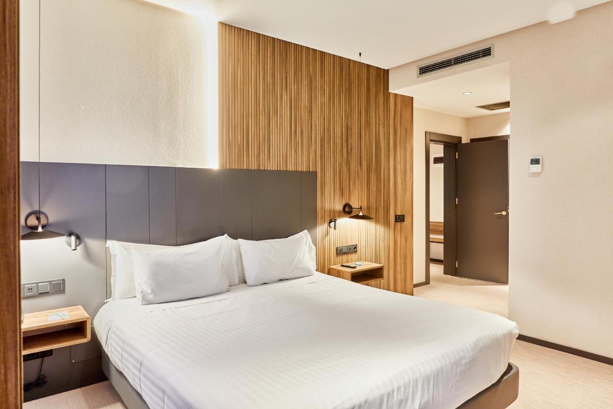Cama o camas de una habitación en Silken Ciudad Gijón