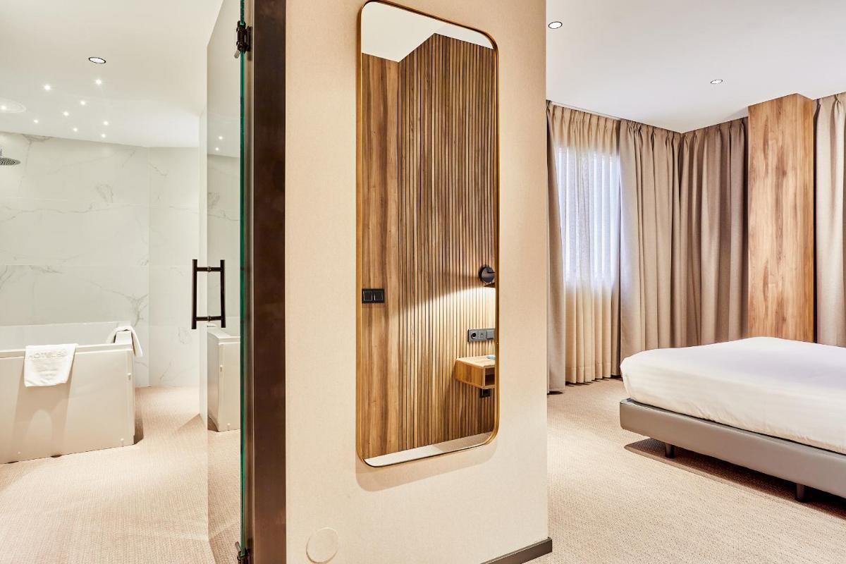 Cama o camas de una habitación en Silken Ciudad Gijón