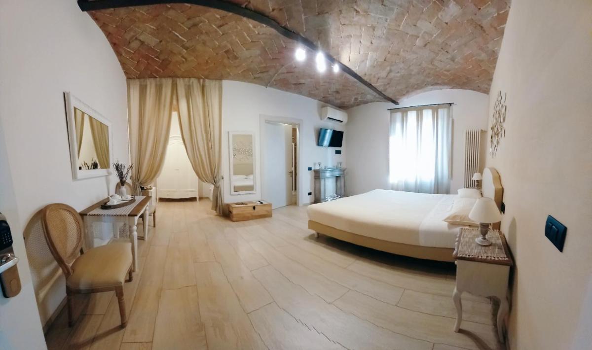 La Corte Country Rooms - Housity