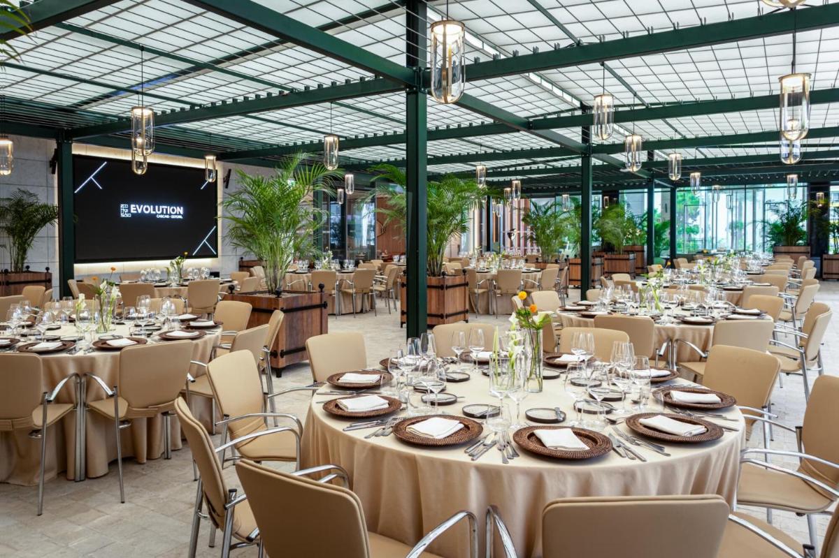 Um restaurante ou outro lugar para comer em EVOLUTION Cascais-Estoril Hotel