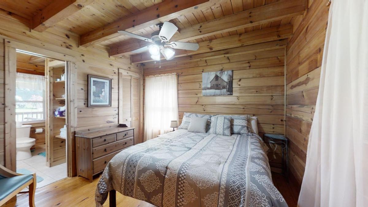 Yellow Cabin on the River - Housity