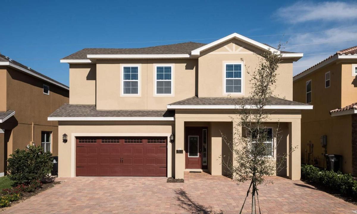 Charming 10 Bdrm Villa with Open Living Area at Encore - Housity