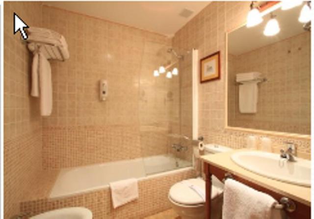 Un baño de Aparthotel Sarrato