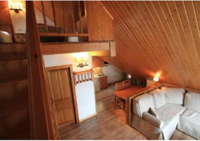 vistas a una sala de estar con sofá en una casa en Aparthotel Sarrato, en Sallent de Gállego