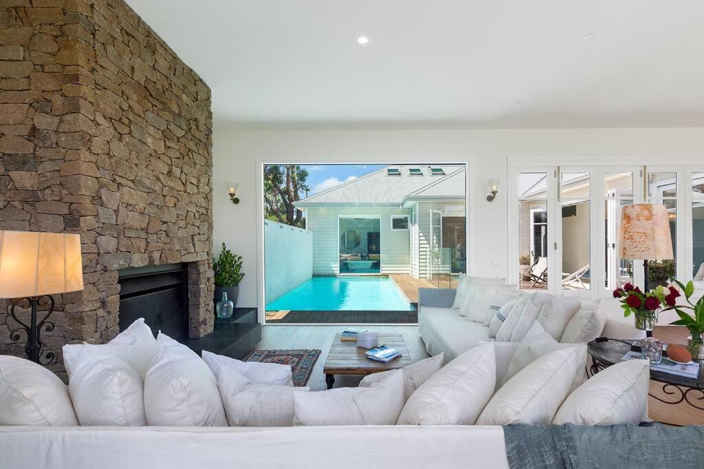 Point Leo Luxury Beach House - Point Leo - Housity