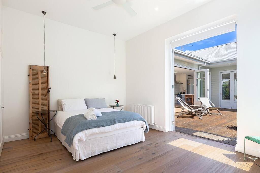 Point Leo Luxury Beach House - Point Leo - Housity