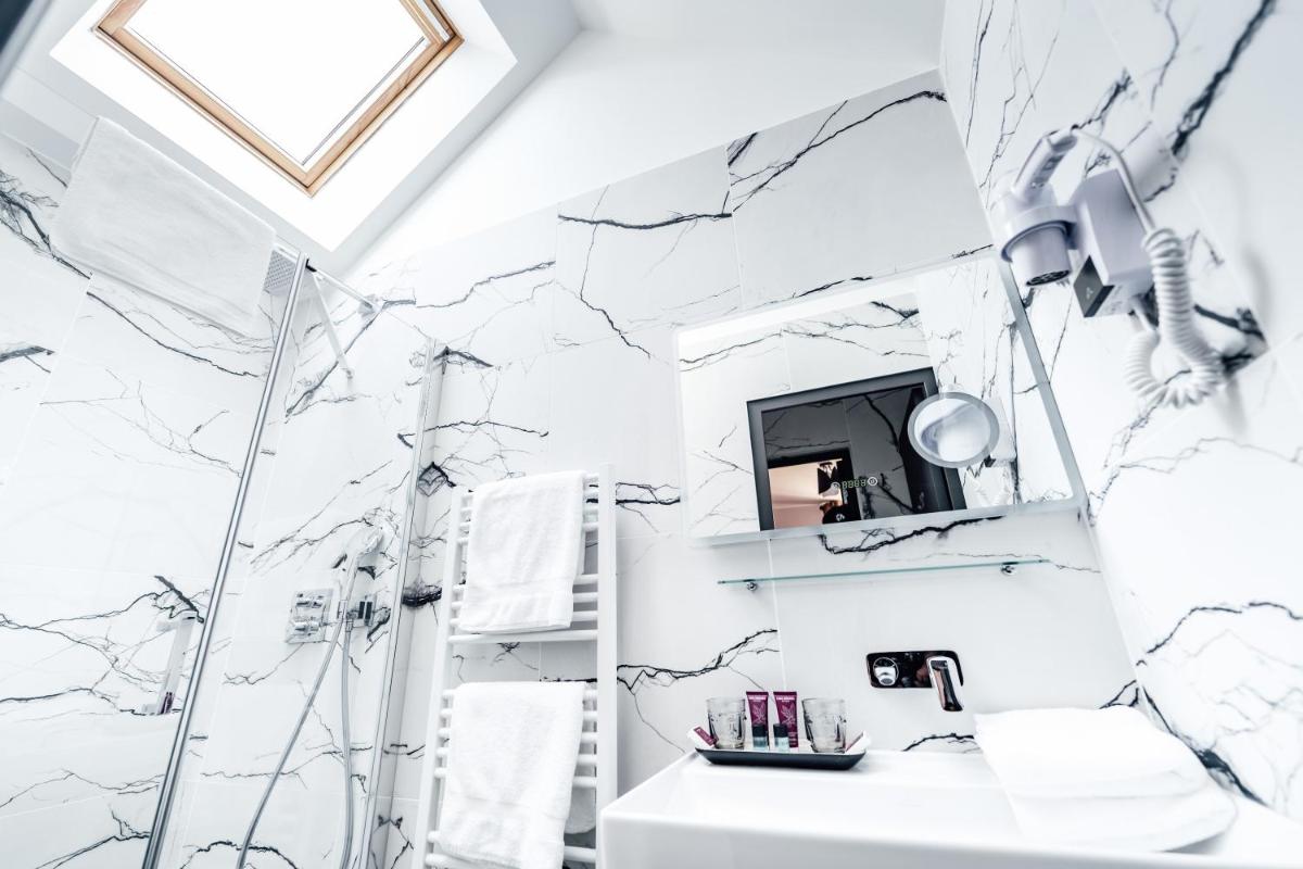 Salle de bains dans l'établissement La villa 10 HÔTEL SPA