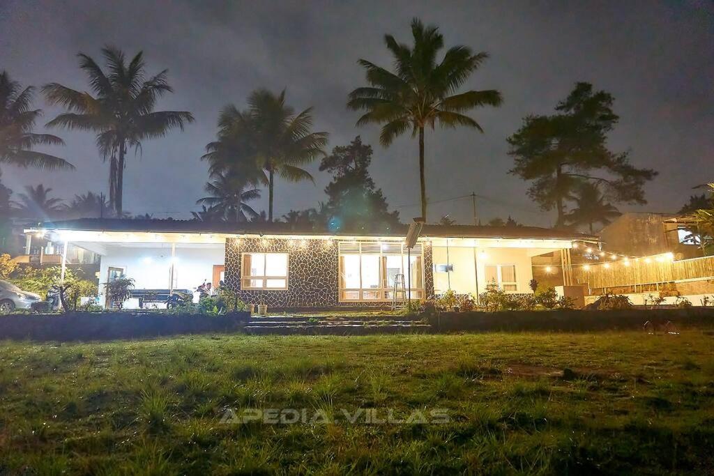 Villa DBusso Apedia, 3 BR, SP, Billiard, Karaoke - Housity