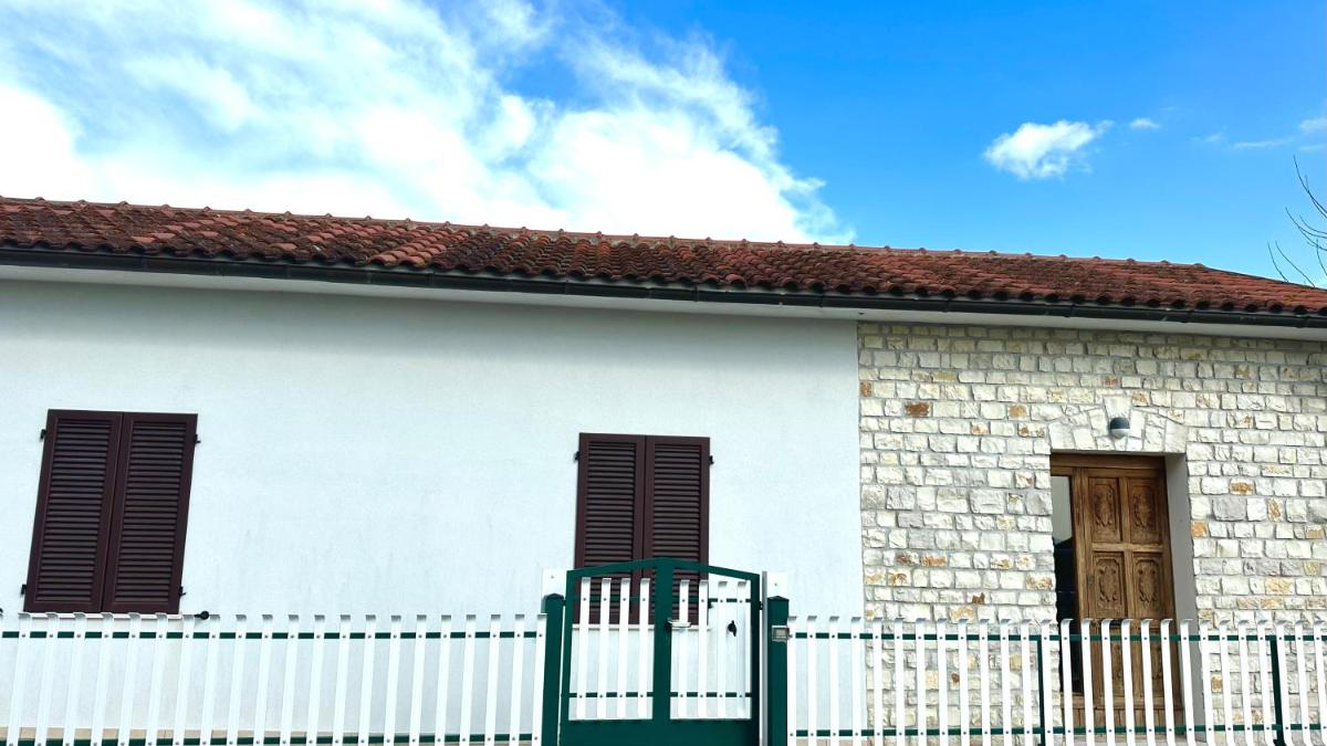 N192 - Numana, nuova villetta con portico - Housity