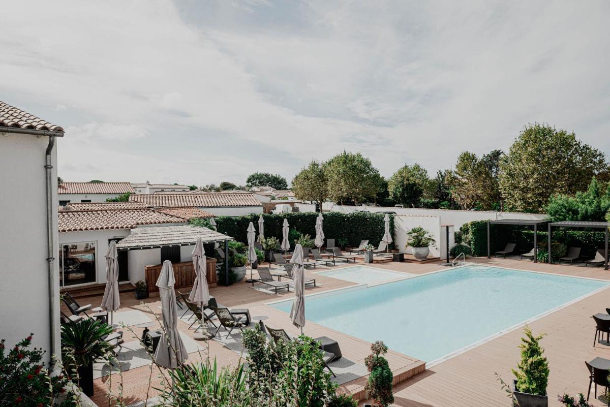 Piscine de l'établissement HR Hôtel-Restaurant & Spa Marin ou située à proximité