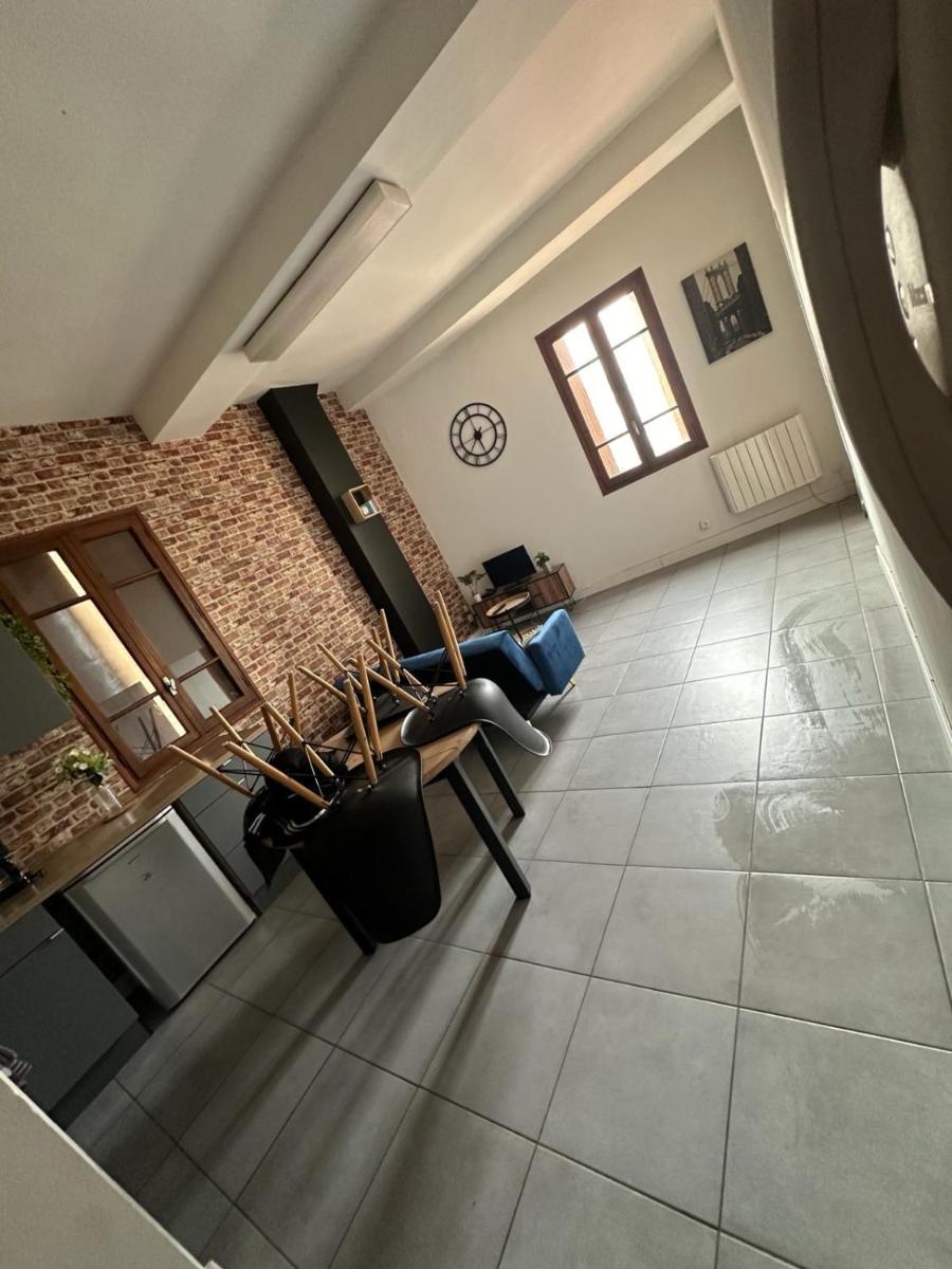 Appartement refait à neuf + parking gratuit - Housity
