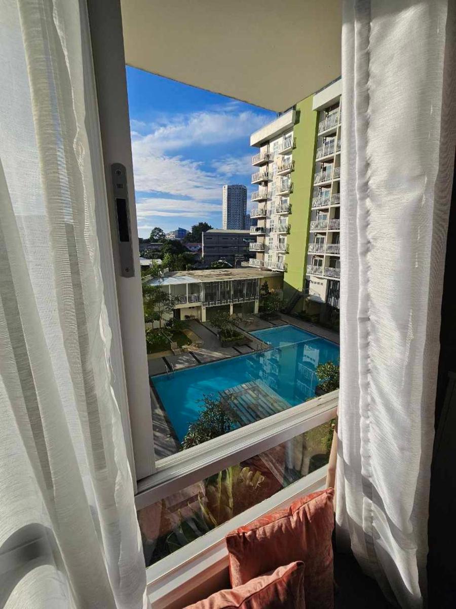 ChicHavens Door- Condo Airbnb @ Mesatierra Garden Residences - Housity