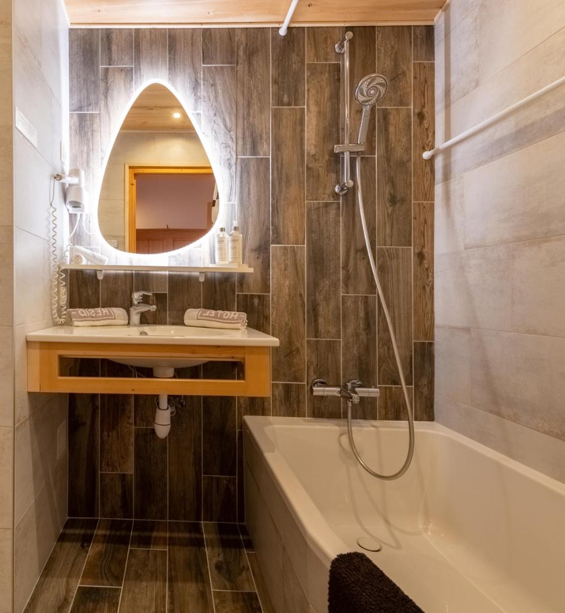 Salle de bains dans l'établissement Hôtel Les Côtes, Résidence Loisirs et Chalets