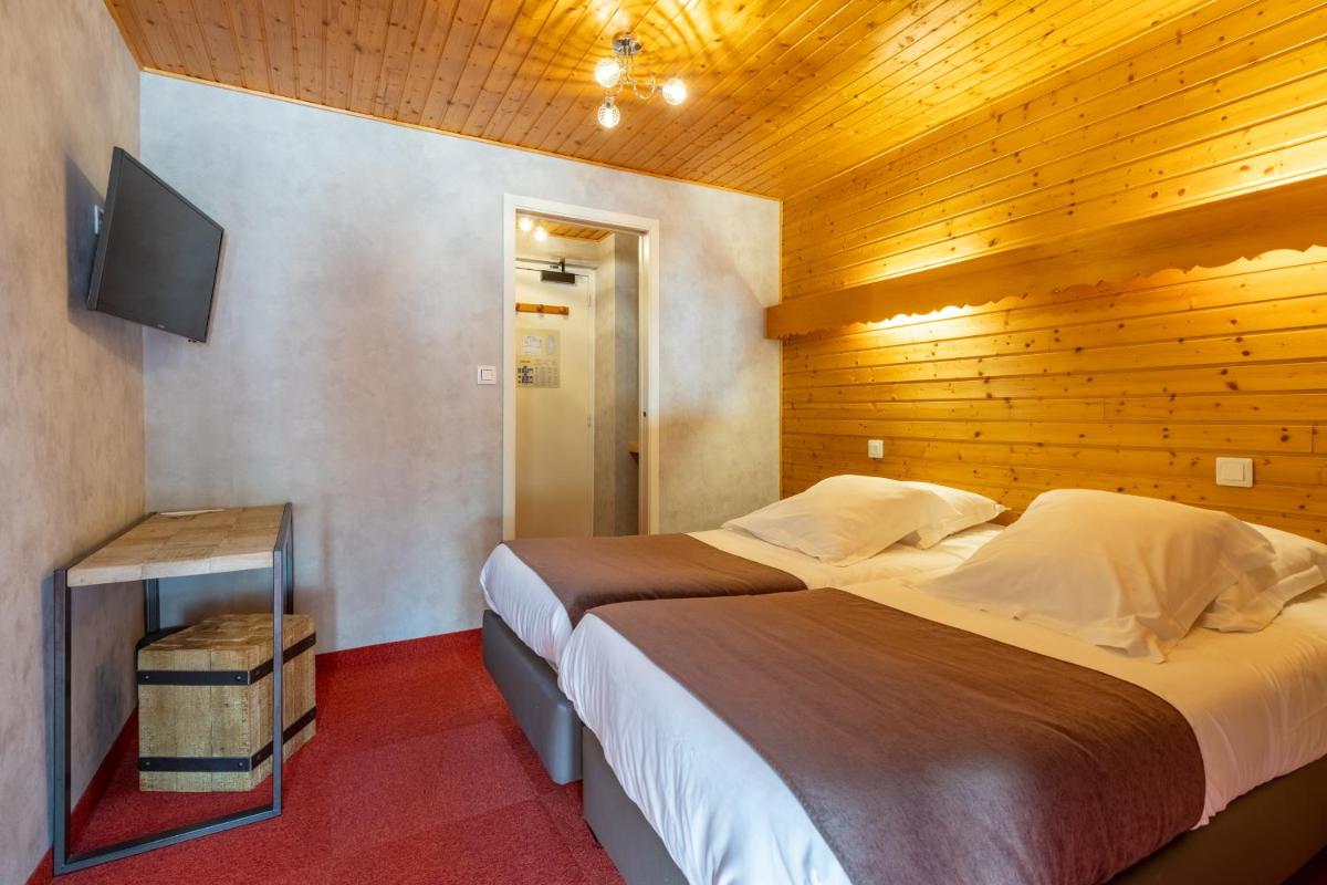 Télévision ou salle de divertissement dans l'établissement Hôtel Les Côtes, Résidence Loisirs et Chalets