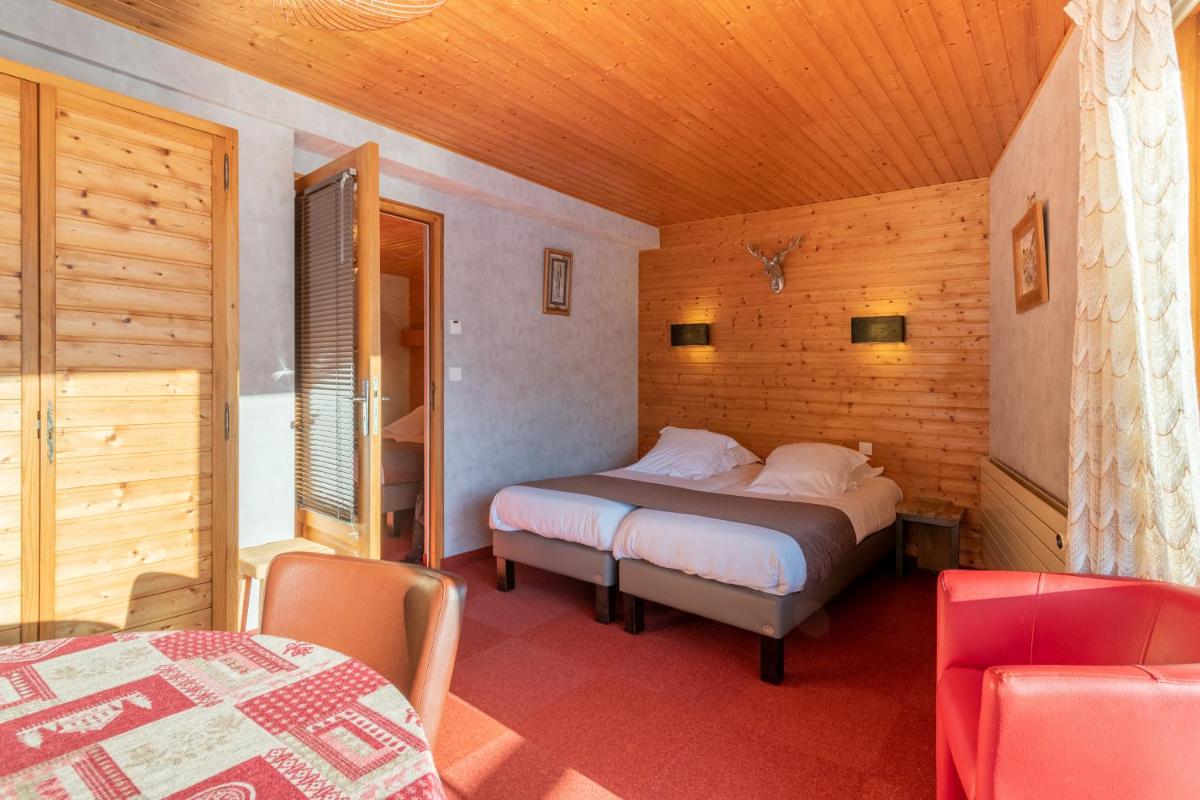 Un ou plusieurs lits dans un hébergement de l'établissement Hôtel Les Côtes, Résidence Loisirs et Chalets