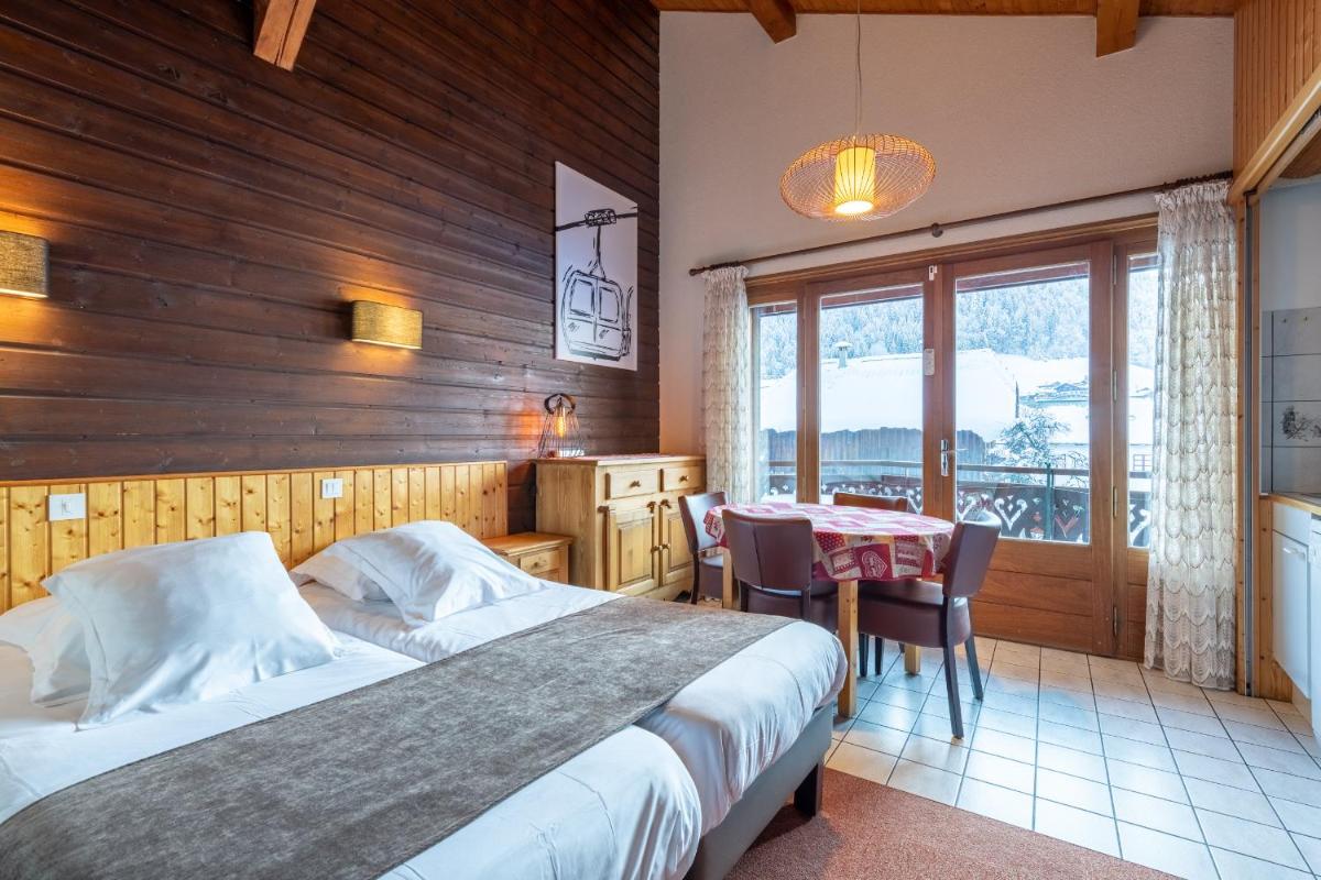Un ou plusieurs lits dans un hébergement de l'établissement Hôtel Les Côtes, Résidence Loisirs et Chalets
