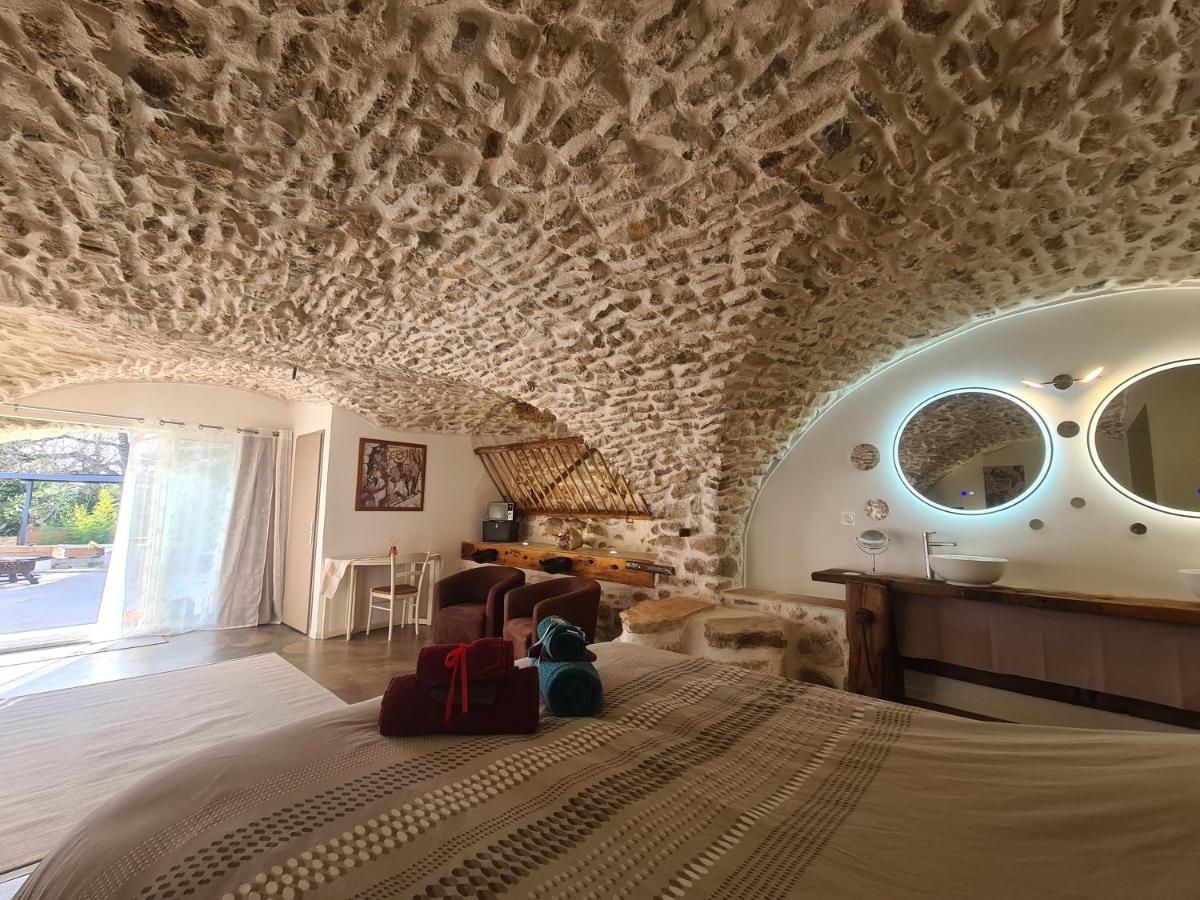 Gîtes 2 adultes dans un mas charme et calme assuré - Housity
