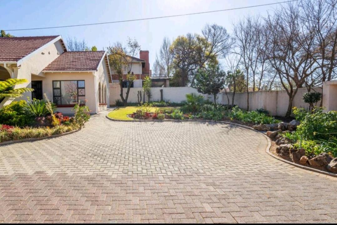 Lovely Linden Cottage with Solar Inverter - Housity