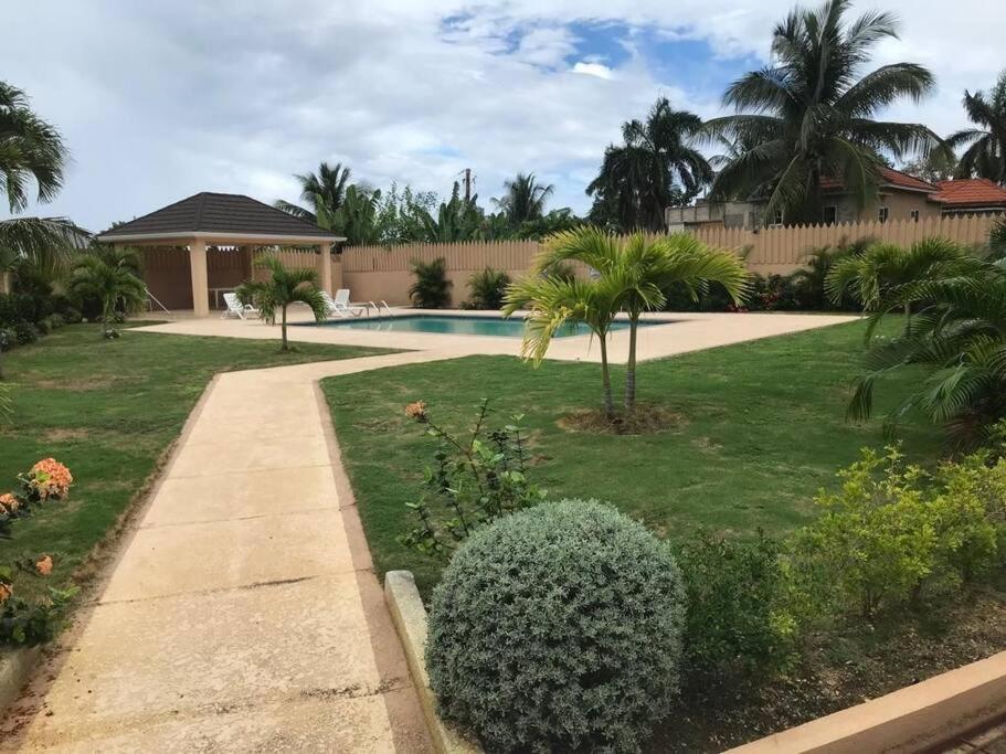 5 Min from Dunn River Fall 2 Bedroom Townhome Pool Balcony - Housity