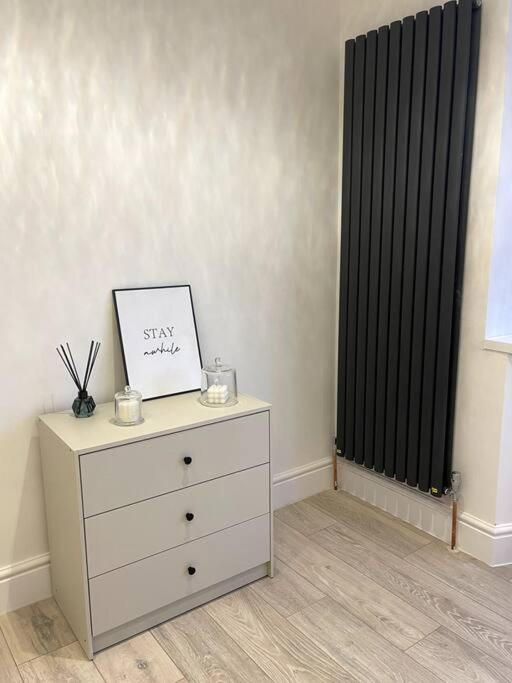 Stylish King Size Room in Modern Renovated House - Housity