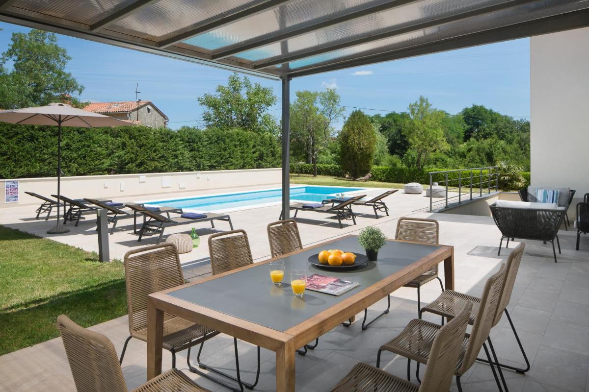 VILLA del SOL with large garden perfect for families - Housity