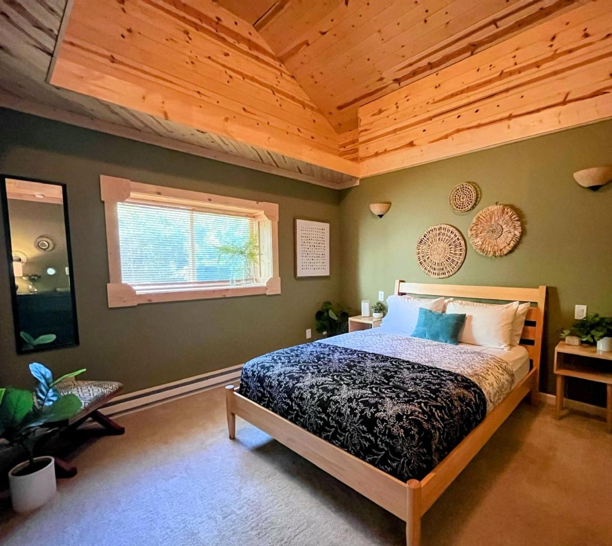 Remodeled Home with Large Yard & Walking Distance to Downtown - Housity