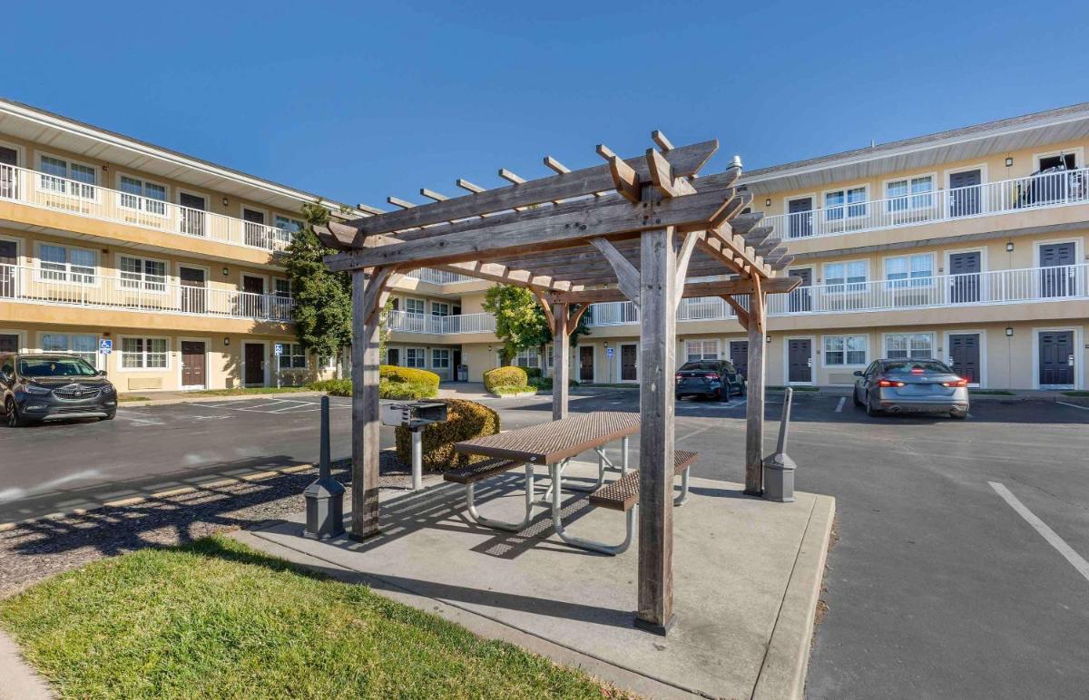 Extended Stay America Suites - St Louis - Westport - E Lackland Rd - Housity